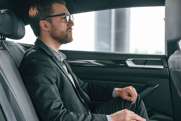 Voiture VTC haut de gamme prête pour un trajet à Rennes.