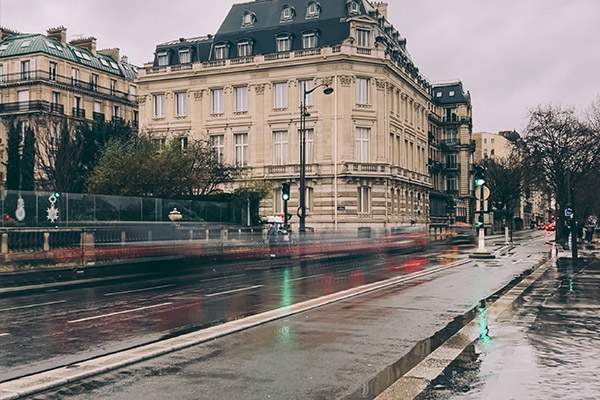 Voiture VTC haut de gamme prête pour un trajet à Rennes.