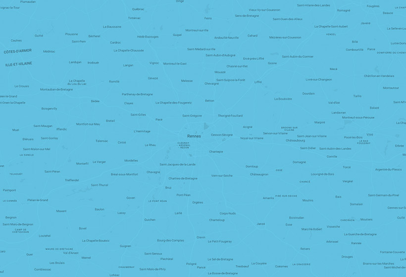 Voiture VTC haut de gamme avec chauffeur privé en costard ouvrant la porte à un client à Rennes.